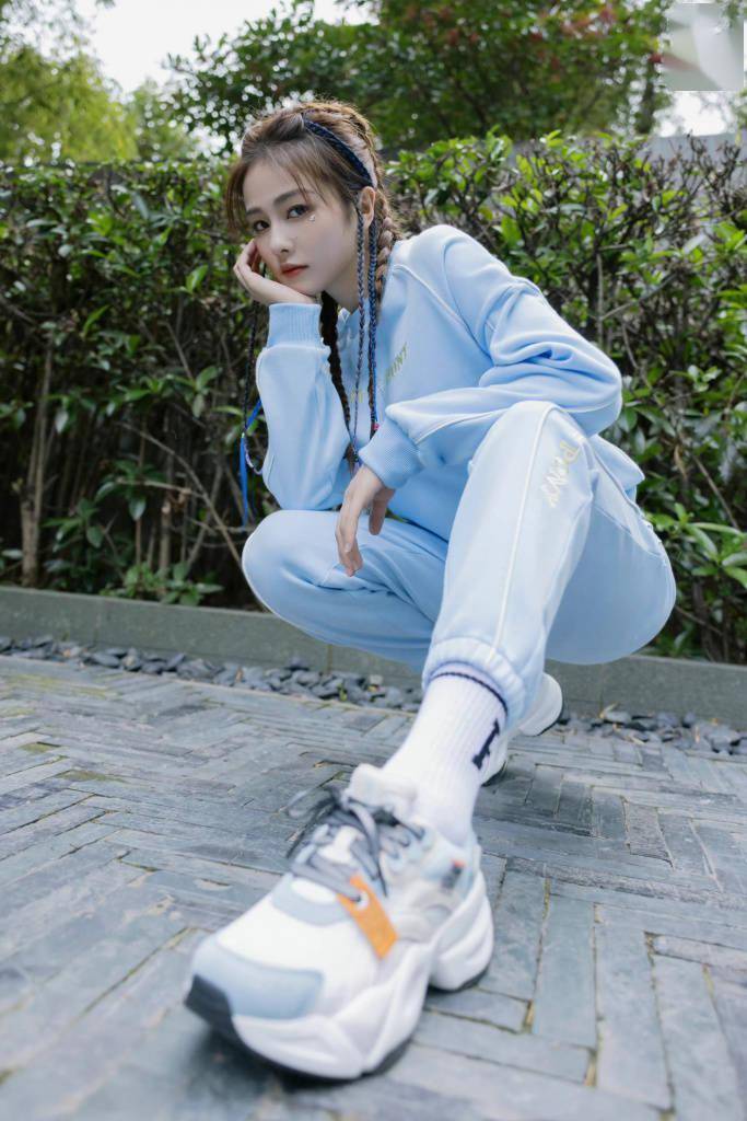 白鹿上海时装周pony秀场走秀 蓝色运动套装配拳击辫甜酷满分