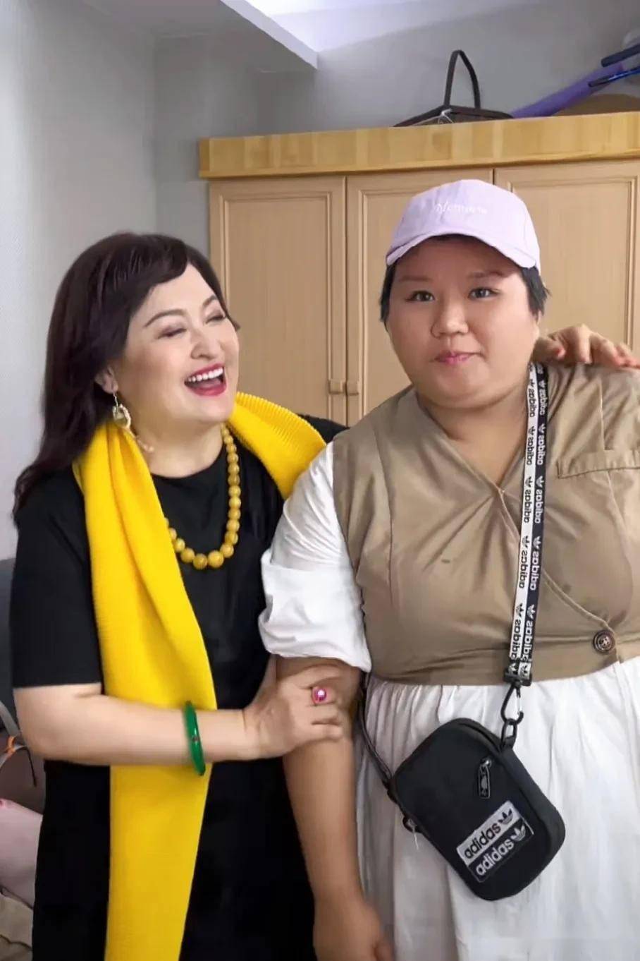 王璐瑶佩戴大块黄玉耳坠 客厅堪比酒店 跟老妈有说有唱_万梓良_杨贵妃