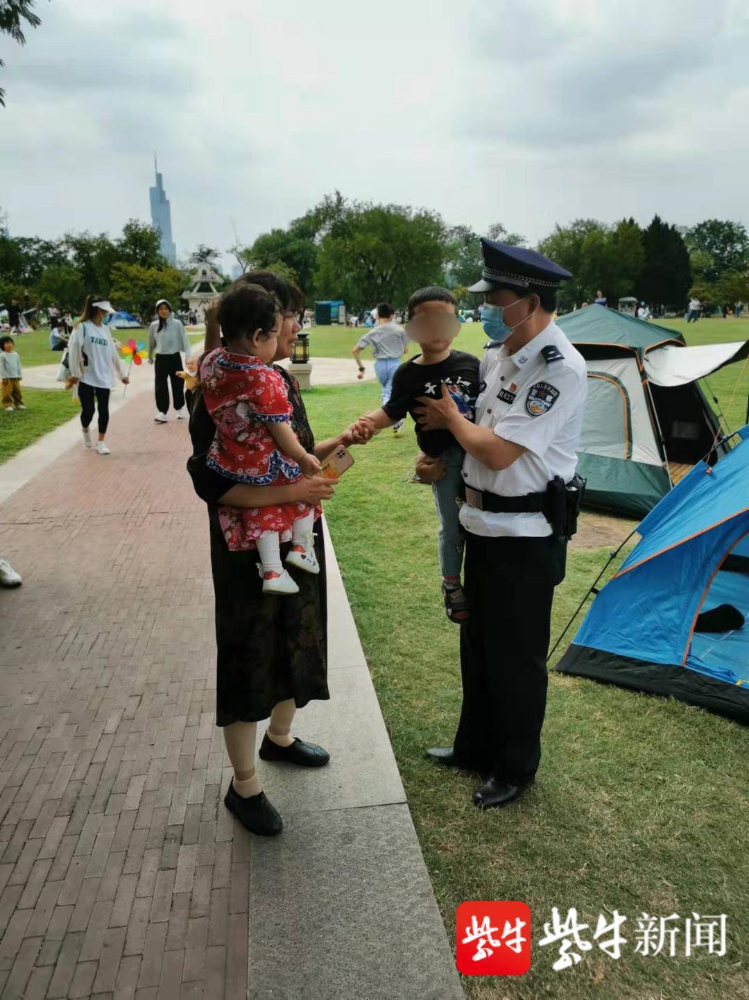 老夫妻带三个孙辈出游 弄丢一个急哭报警_韩大妈_孩子_外孙