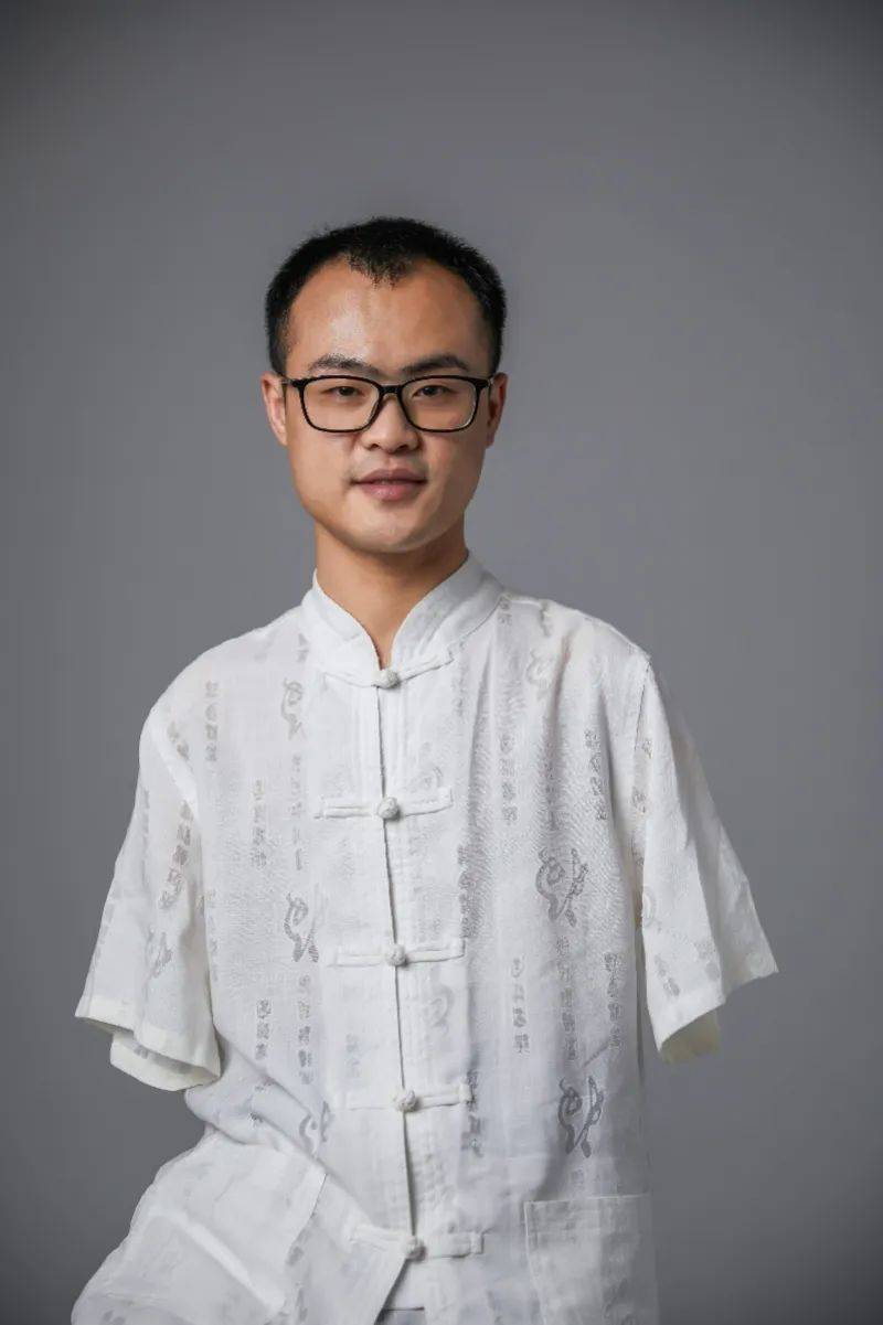 深圳无臂小伙火了_南都_何子龙_因为