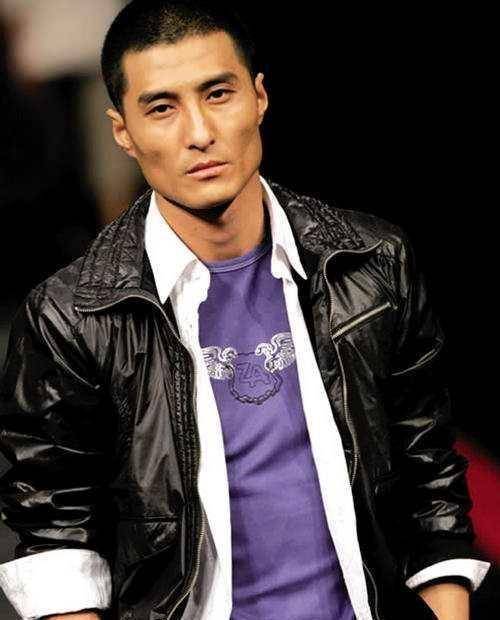 弟弟住5000万豪宅,哥哥狱中吃牢饭,同父同母的兄弟俩却不同路_胡东