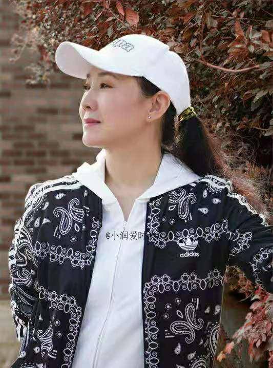 "樊胜美妈妈"扮演者64岁康群智,私服穿搭好高贵,值得妈妈们学_显得