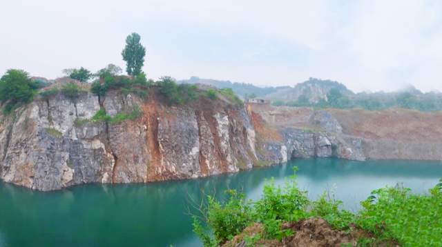 废弃的矿场成随拍景点，打卡武汉蔡甸郊区鲍塆，鸟瞰冰蓝色人工湖