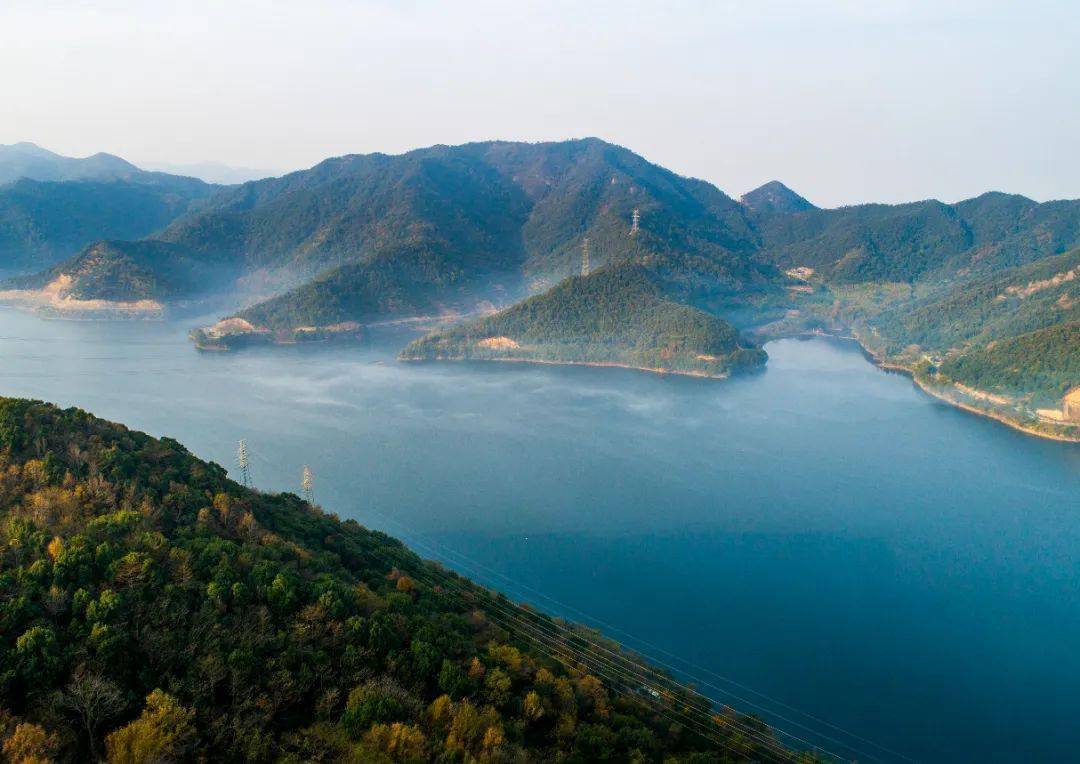 金鹅湖即横溪水库,位于横邹线脚下,水库东西两侧有宁裘线和环湖公路.