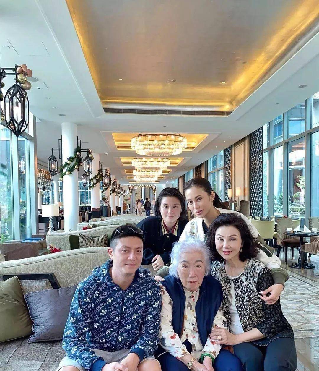 8岁爆红,23岁为爱息影,50后的她,凭什么成为自己的豪门_谢玲玲_林建岳