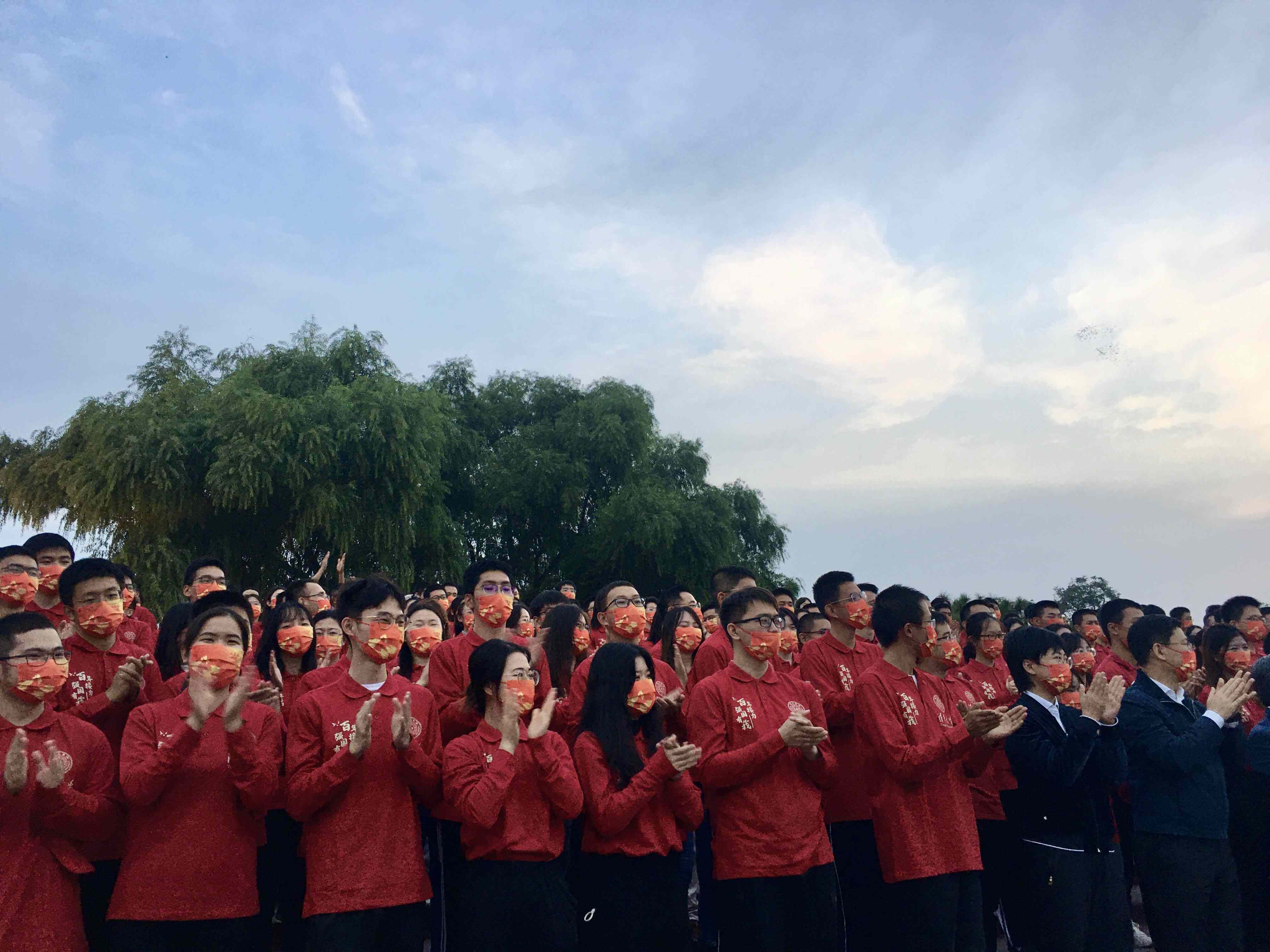 为祖国庆生，1300余名北京高校师生赴天安门广场观看升旗仪式