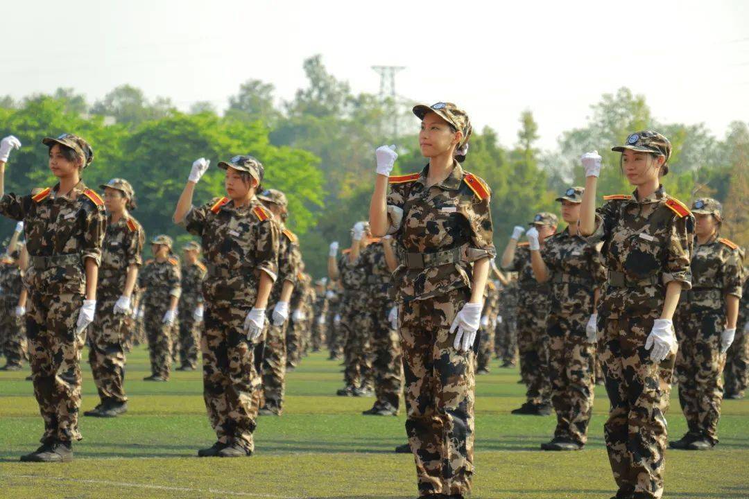 军训汇演|小绿人,你真的很不错!_sisuers_未来_歌乐山