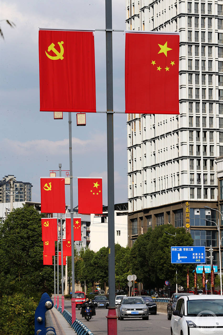 重庆黔江:红旗飘飘迎国庆