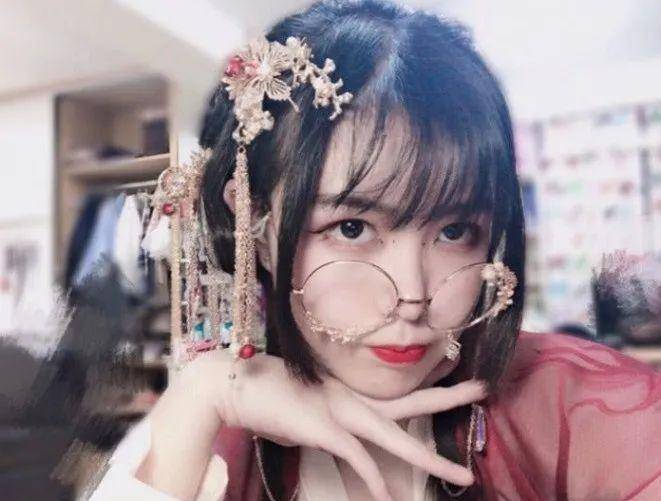 穿汉服戴眼镜就是不尊重传统?