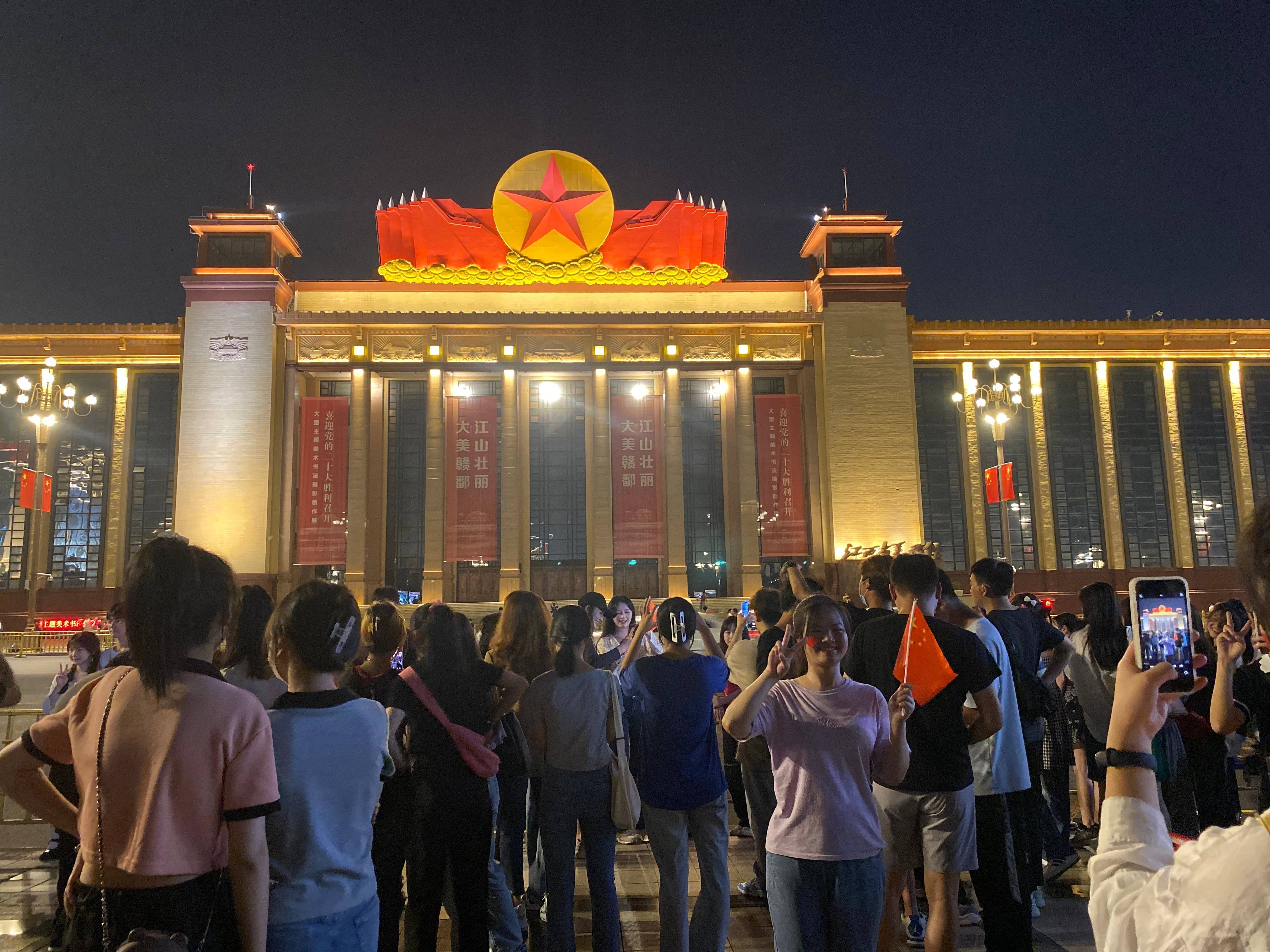 国庆首日，南昌市民聚往八一广场打卡，为节约用水，喷泉暂不开放