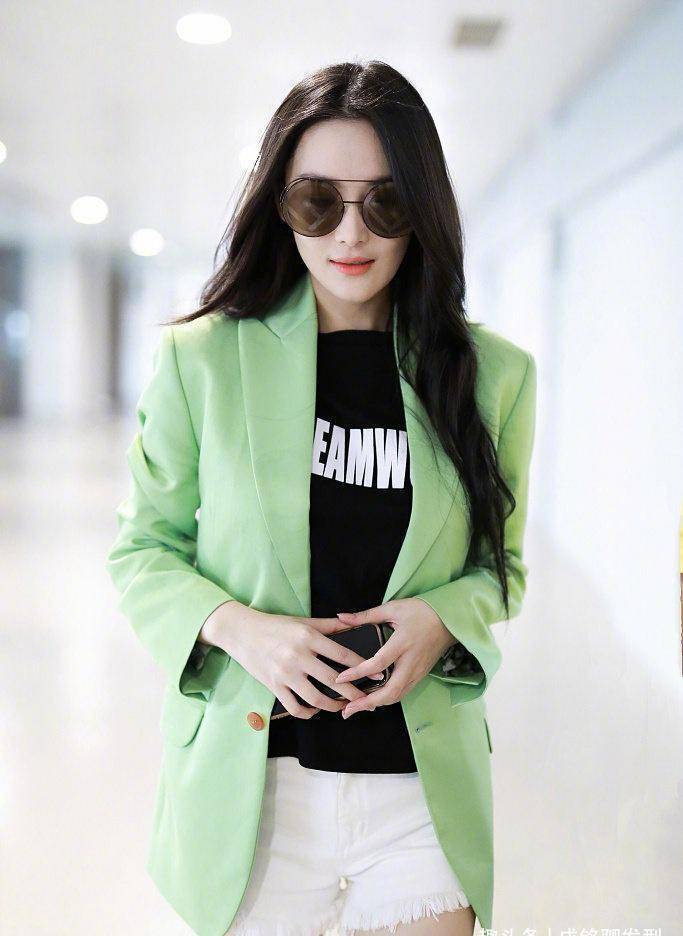 张馨予真是会穿,白衬衣配牛仔裤穿出了高端感,简约时尚又显气质_服装