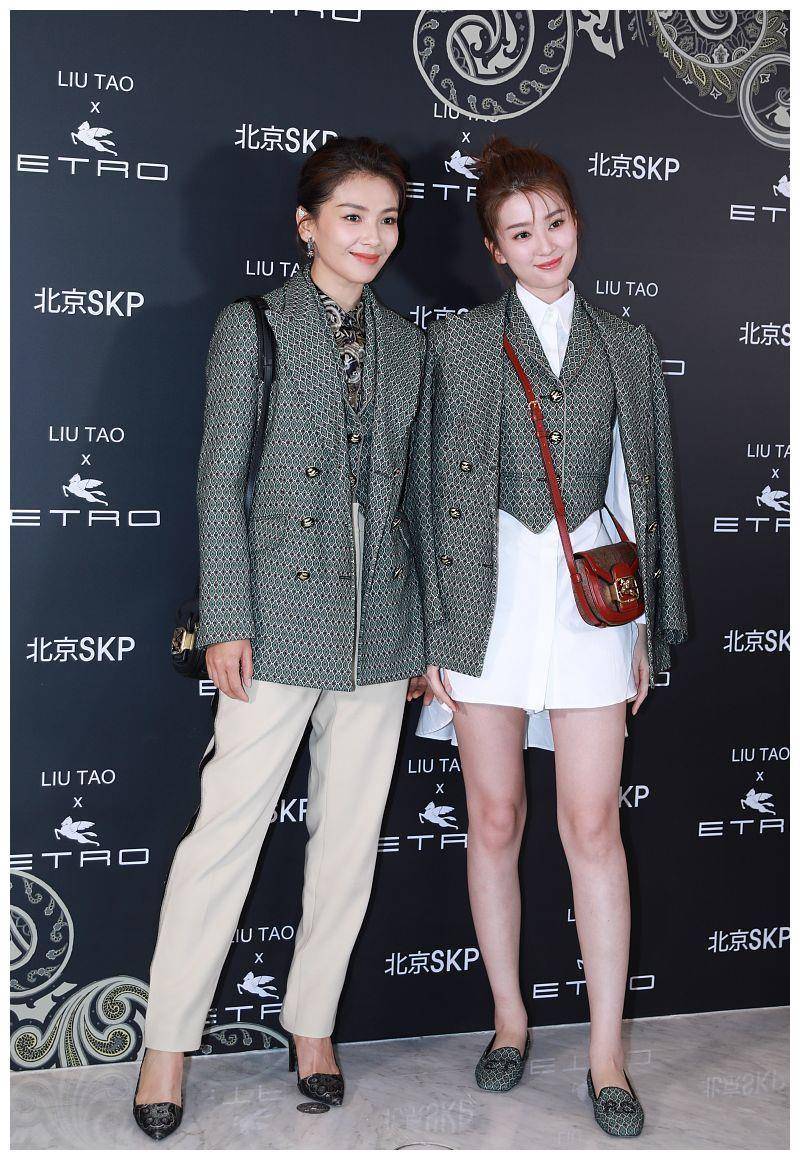 乔欣和刘涛同框穿平底鞋,特意伸腿歪头与姐姐并齐身高_柔道_西服_背心