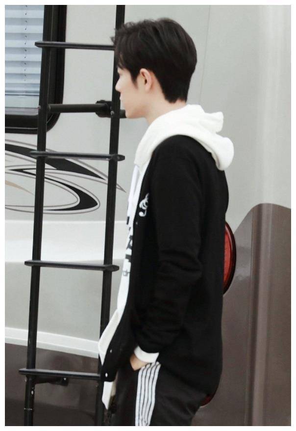 肖战这是什么男友穿搭?白色连帽卫衣搭黑色运动装,18岁实锤!