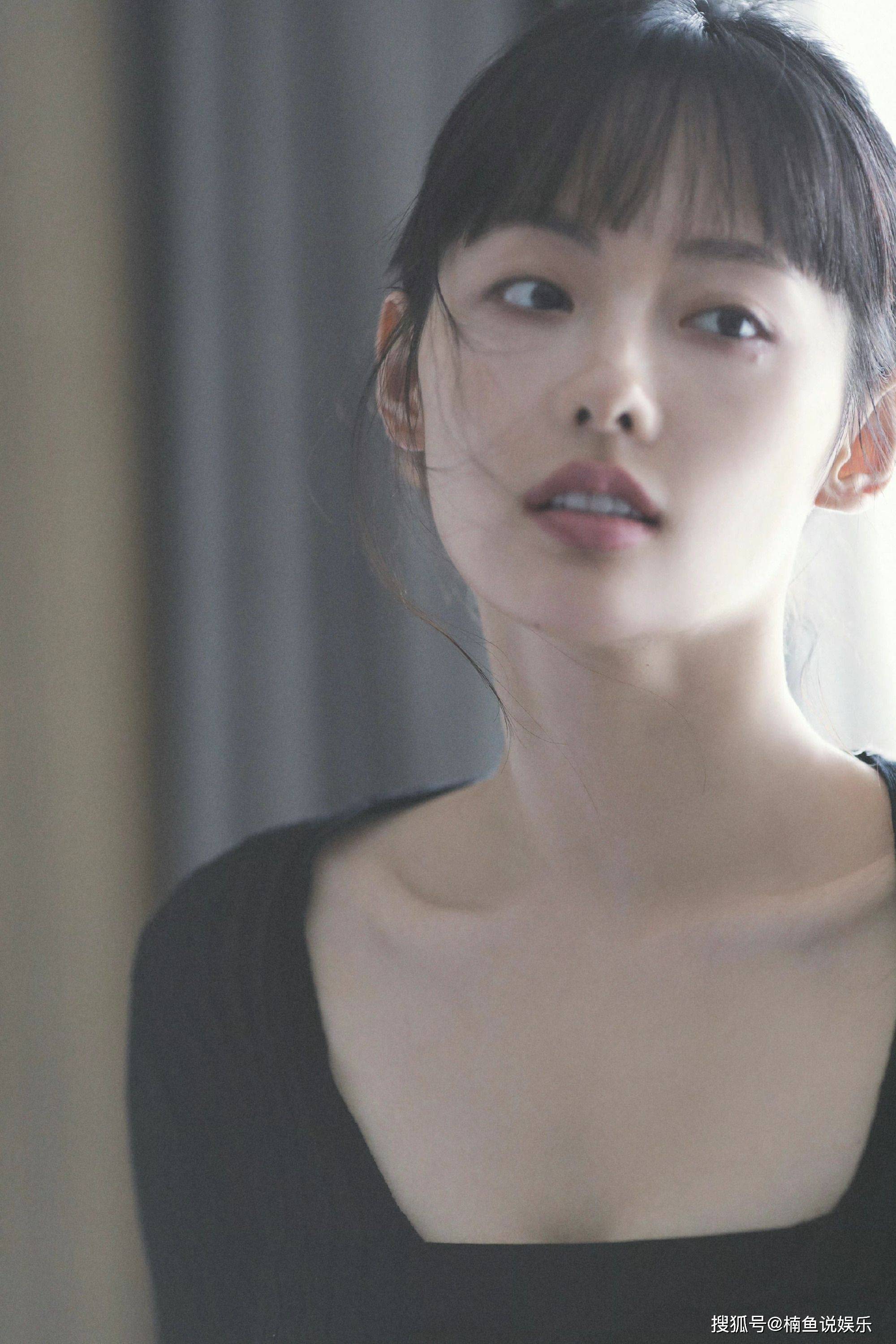 被张嘉倪的脸蛋骗了,35岁依旧嫩得像少女,不愧是琼瑶女郎真抗老_造型