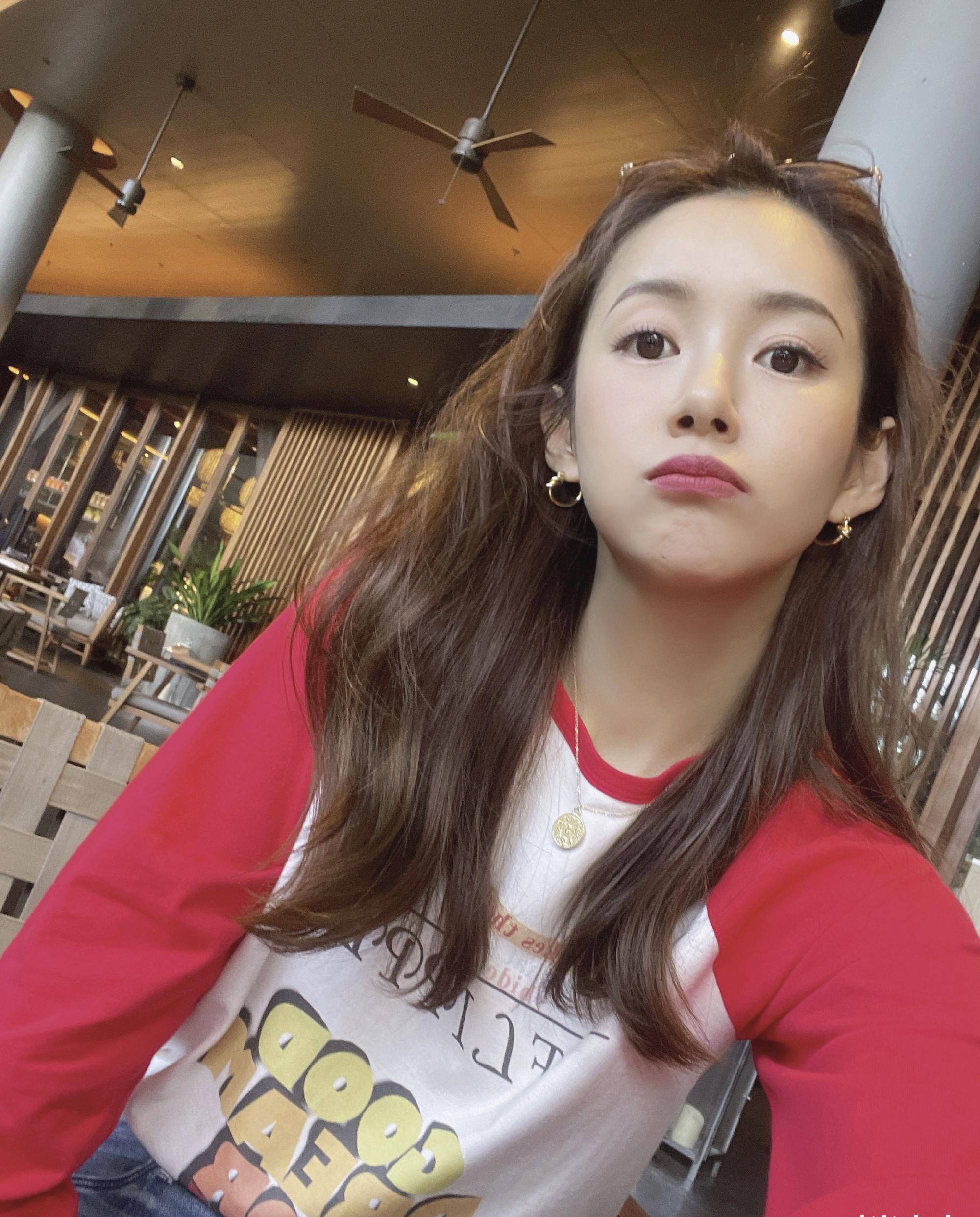 张子萱穿红白拼色t恤,孩子妈妈却像学生,减龄搭配功夫了得