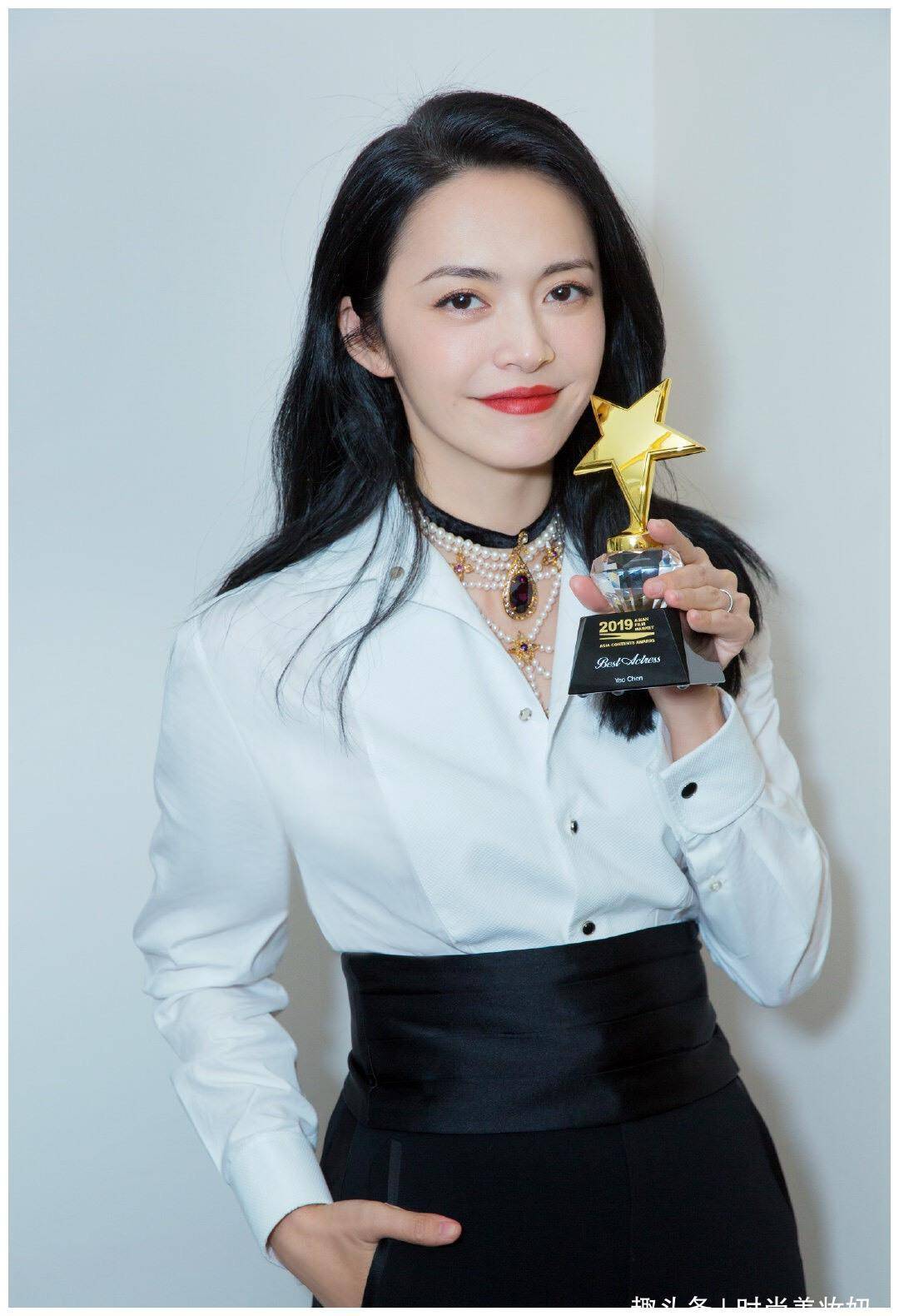 40岁姚晨为显高拼了!腰封都快系到胸了,果然胸下全是大长腿!