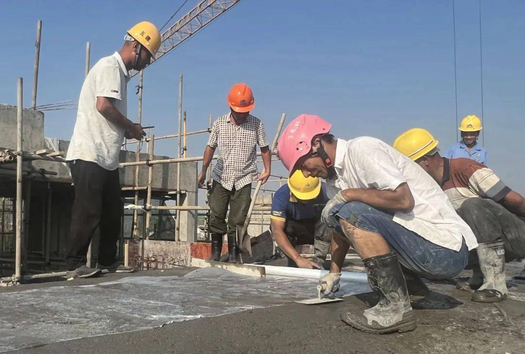五建集团石鼓安置房项目建设者坚守岗位赶工期_临川区_进行_工人