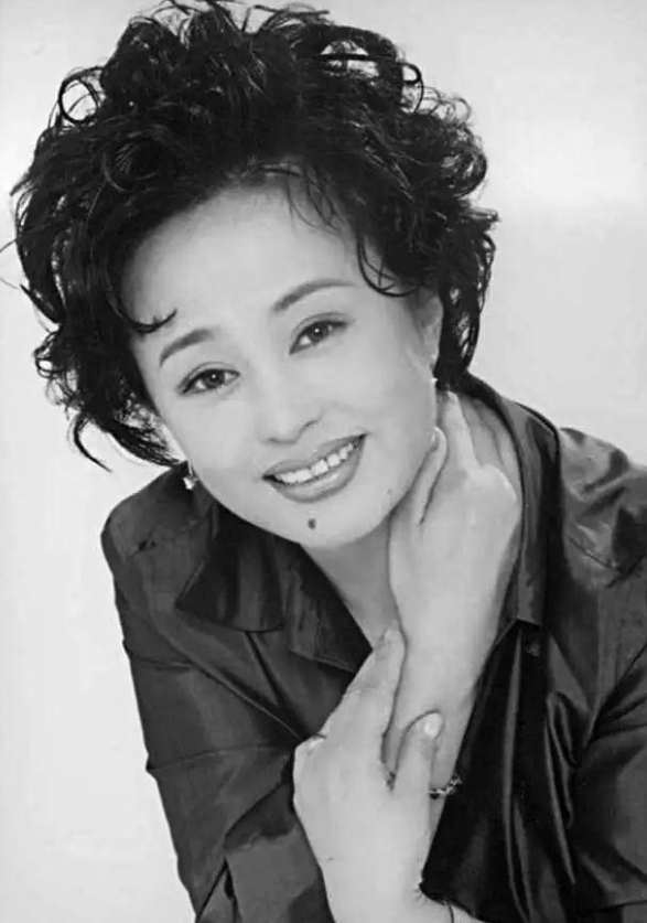 1984年,丈夫骑自行车载着朱明瑛,两人有说有笑去民政局办离婚_王珏