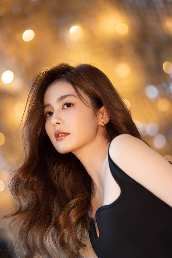 白鹿发布品牌活动造型写真 长卷发小黑裙精致迷人_活动_造型_写真