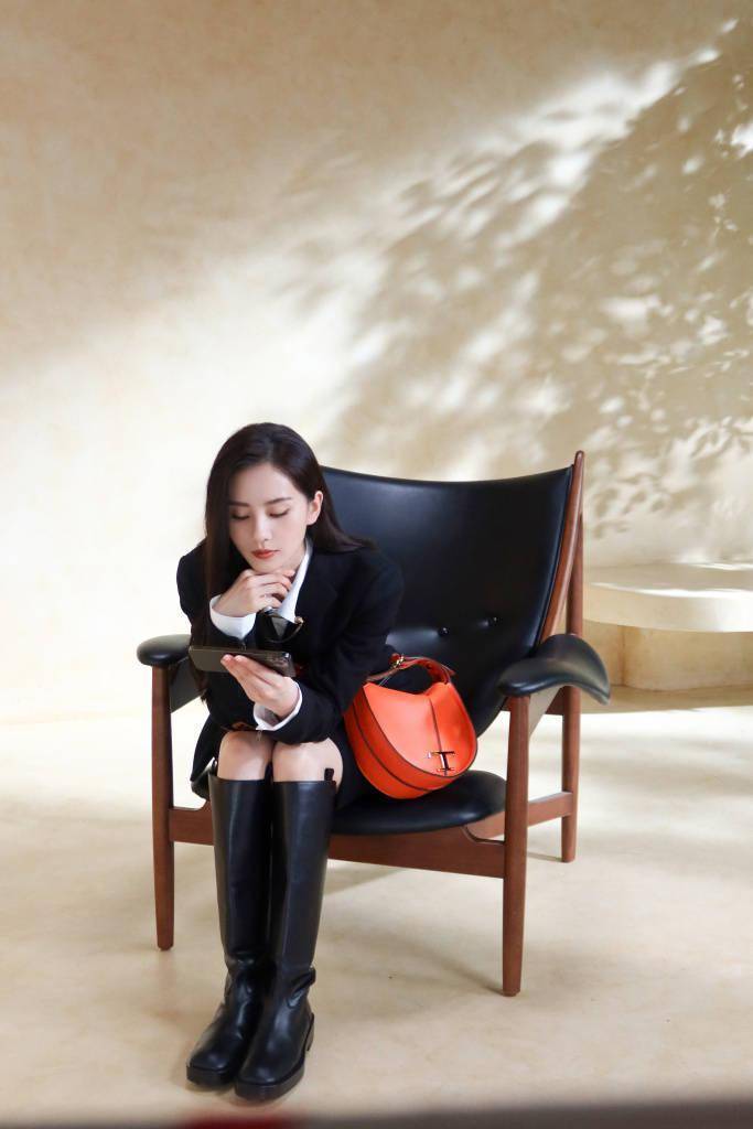 刘诗诗工作下午茶随拍释出 休闲随性气质清新优雅_时光_衬衫_工作