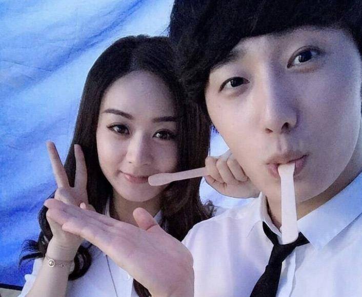 因为宋茜在刚开始出道的时候就和曺圭贤是一个公司的,看到两人的合影