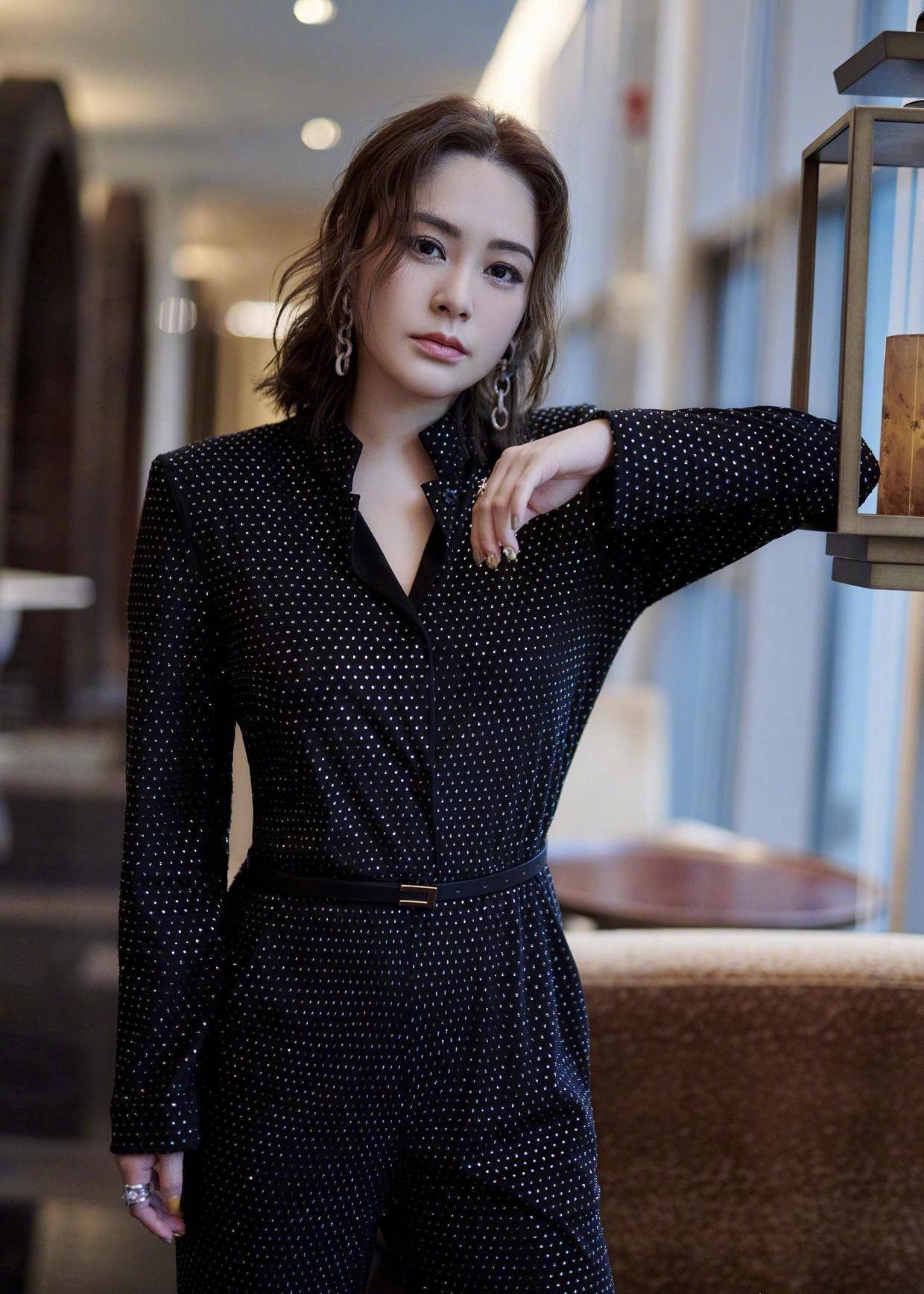 钟欣潼又美出圈了,一袭白色吊带连衣裙洋气精致,高挑纤瘦真惹眼_阿娇_