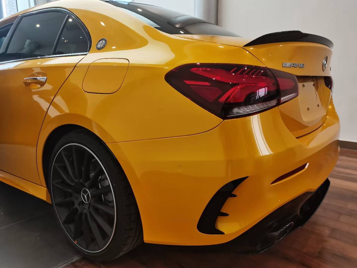 奔驰埃伯改色膜超亮金属枫叶黄,凸显着它高级的格调_枫叶_金属_奔驰