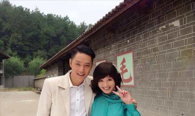 成名后净身出户娶娇妻,傅程鹏前妻罕露面,穿3千花裙戴金链_傅承鹏_程