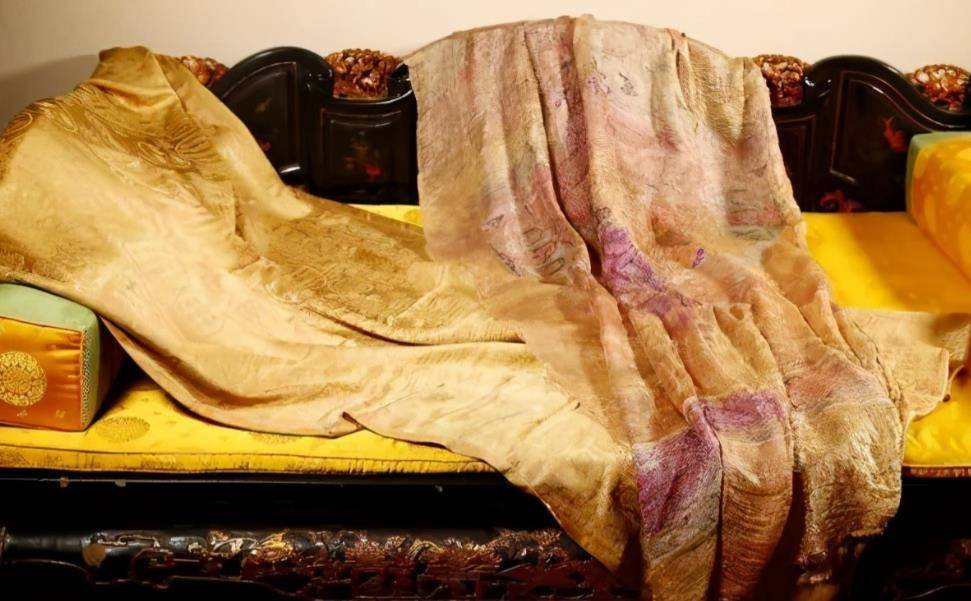 2005年,秦先生在古玩拍卖会上,以9万元的价格拍下了一件袈裟,本意是