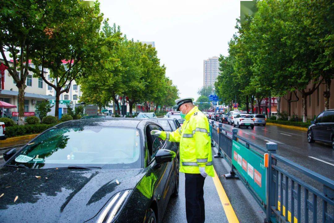 平度公安交警雨中执勤保道路畅通_雨天_行车_警力