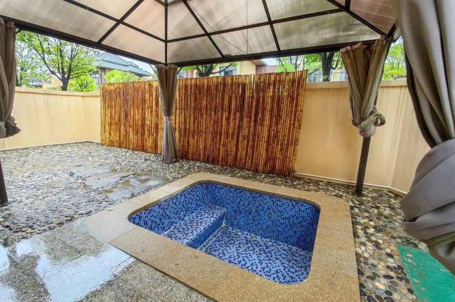 499元起抢住英德奥园心花小镇主题3房别墅!