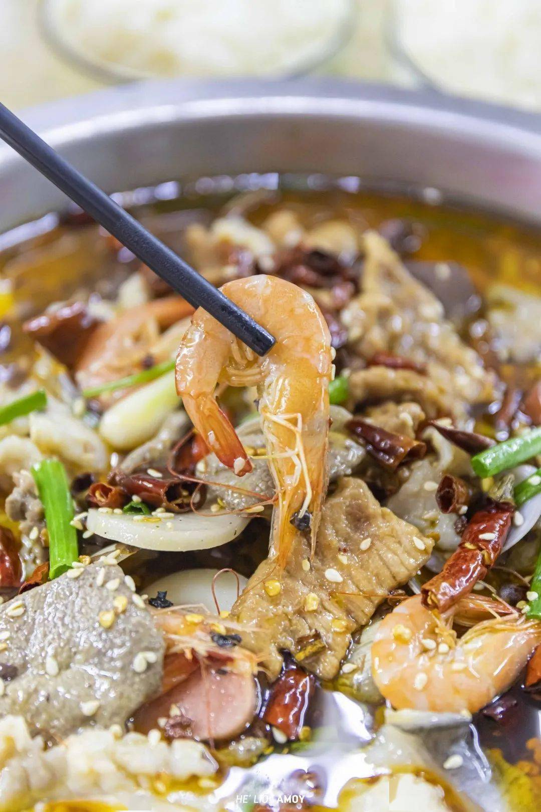 都是满满当当的料……率先上阵的,就是店内的这款招牌「水煮大杂烩」