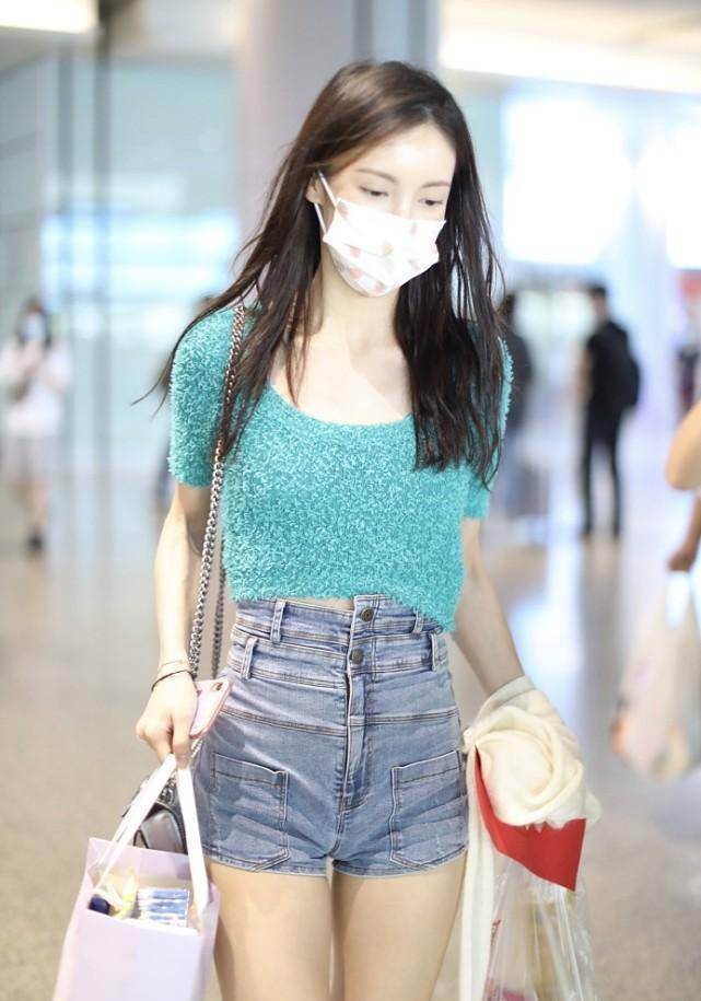张小斐成新一代带货达人,反穿高腰裤都这么美,白皙美腿挺抢镜_牛仔