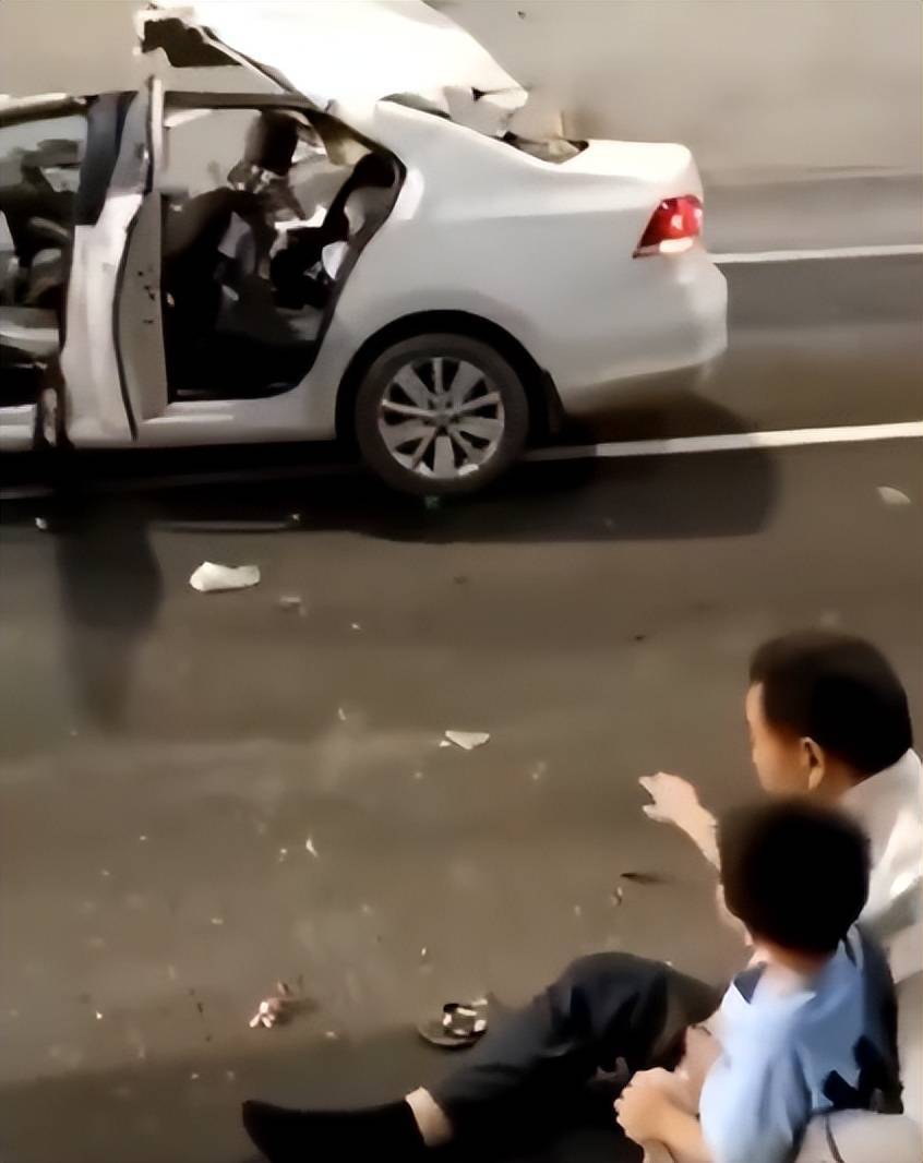 有网友通过社交账号爆料称,高速上又出了一起车祸,一家三口在开车回家