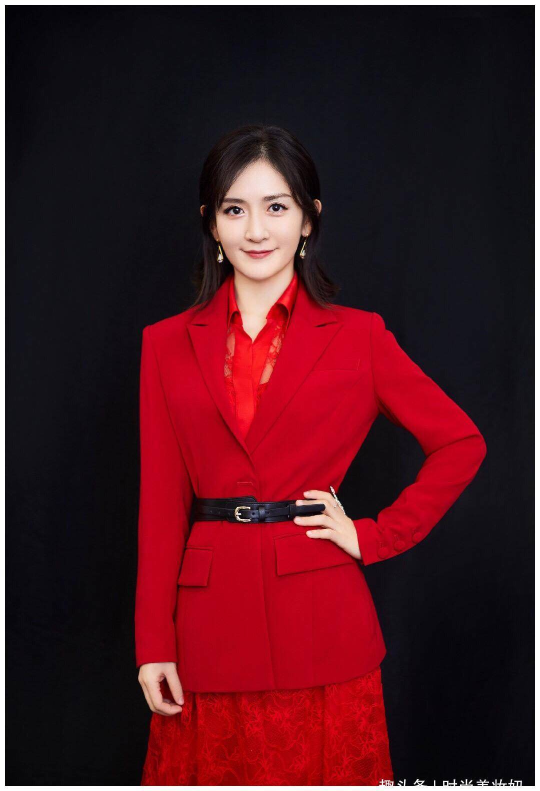 谢娜录制《我要上春晚》,红色西装配蕾丝裙艳压全场,美得很惊艳_风格