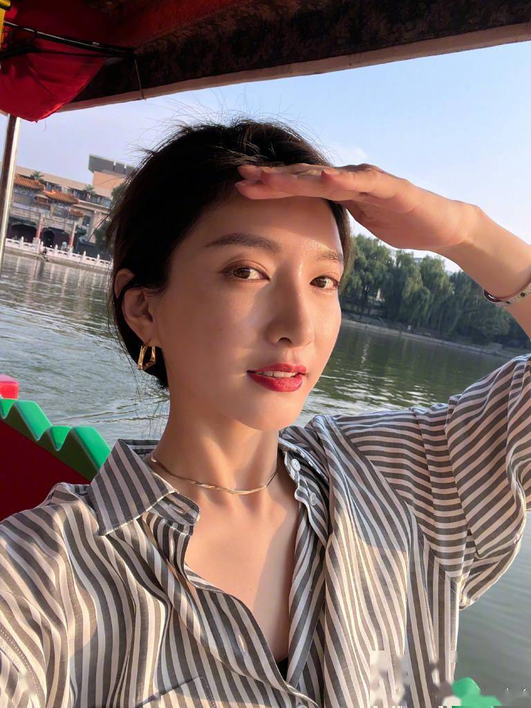 江疏影发布随拍写真笑容明媚 肌肤白皙氧气感十足_笑容_写真_肌肤