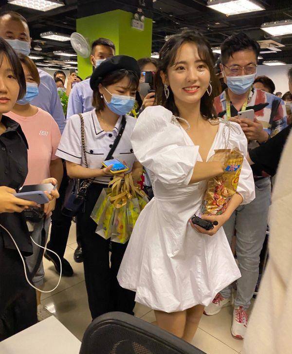 原来这才是"初恋脸"邢菲的真实颜值,扫楼被抓拍,粉丝不敢相信了_活动