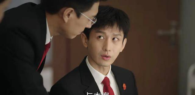 致敬剧《底线》收视夺冠,剧情贴合现实,成毅演技大爆发,吹爆全网_周以