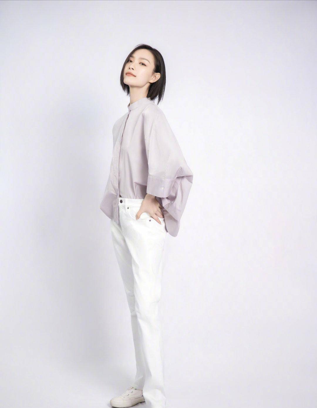 倪妮不愧是气质女神,衬衣 小白裤也能穿出高级范儿,简约又时尚_服装