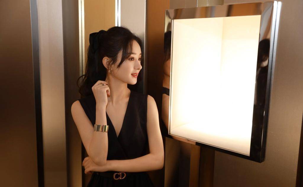 赵丽颖生完孩真会打扮,穿健美裤拎爱马仕秀身材,挎3万儿童水壶太可爱