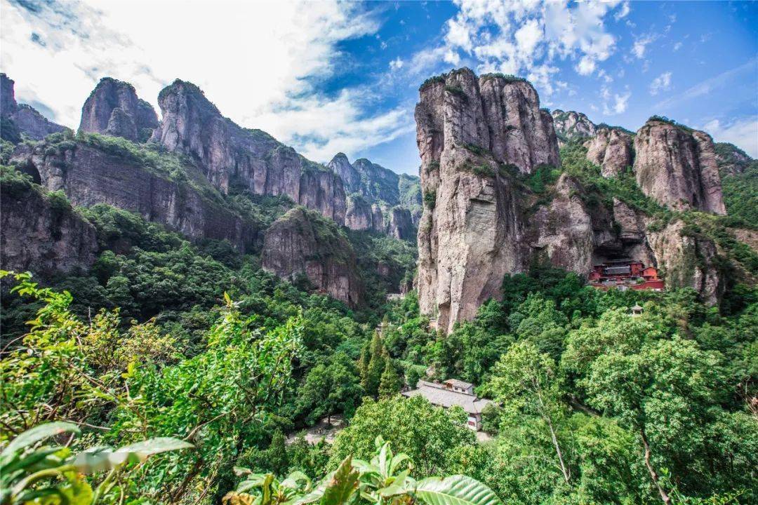 许多游客就错过了这处灵峰景区内最好的观景点,其本身也是网红打卡点