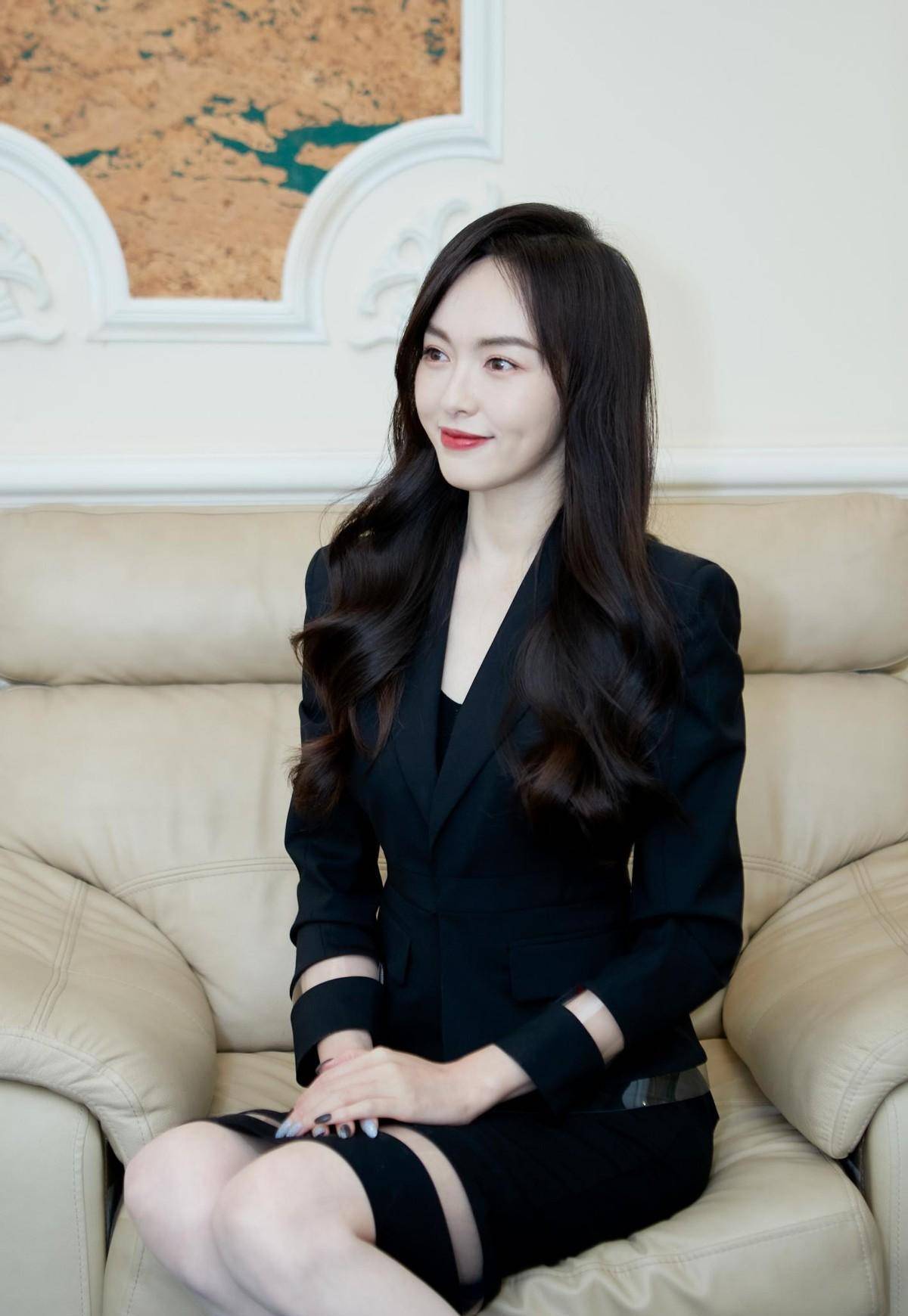 唐嫣穿西装套裙领奖,上下身各被"截"了一层,却意外显得很高级_设计_版