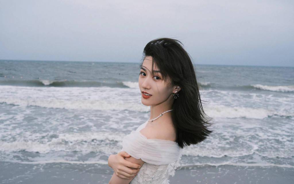 徐悦发布海边写真度假风十足 长发白裙飘逸浪漫_度假_徐悦_写真