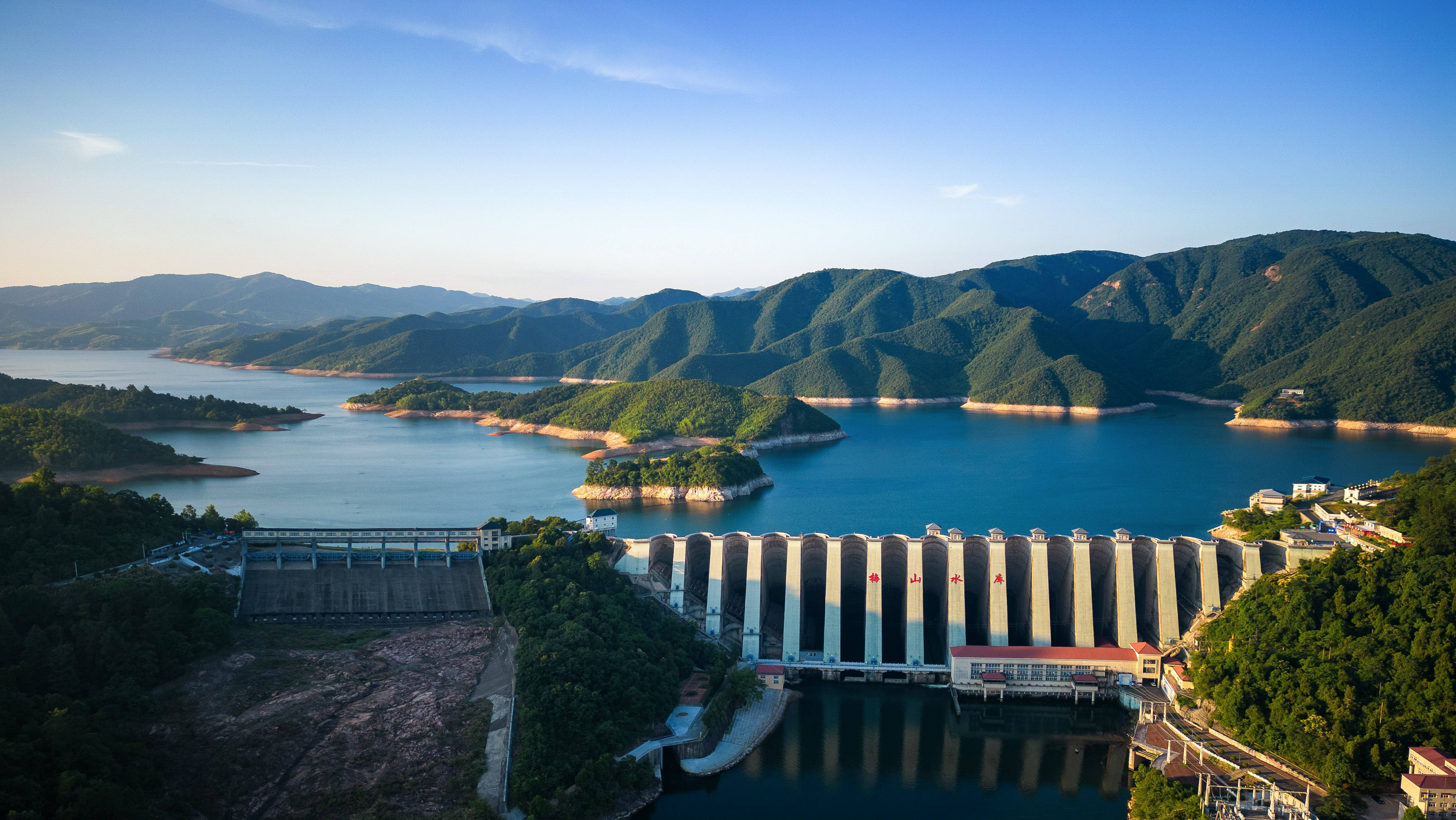 这是6月17日拍摄的安徽省六安市金寨县梅山水库(无人机照片.