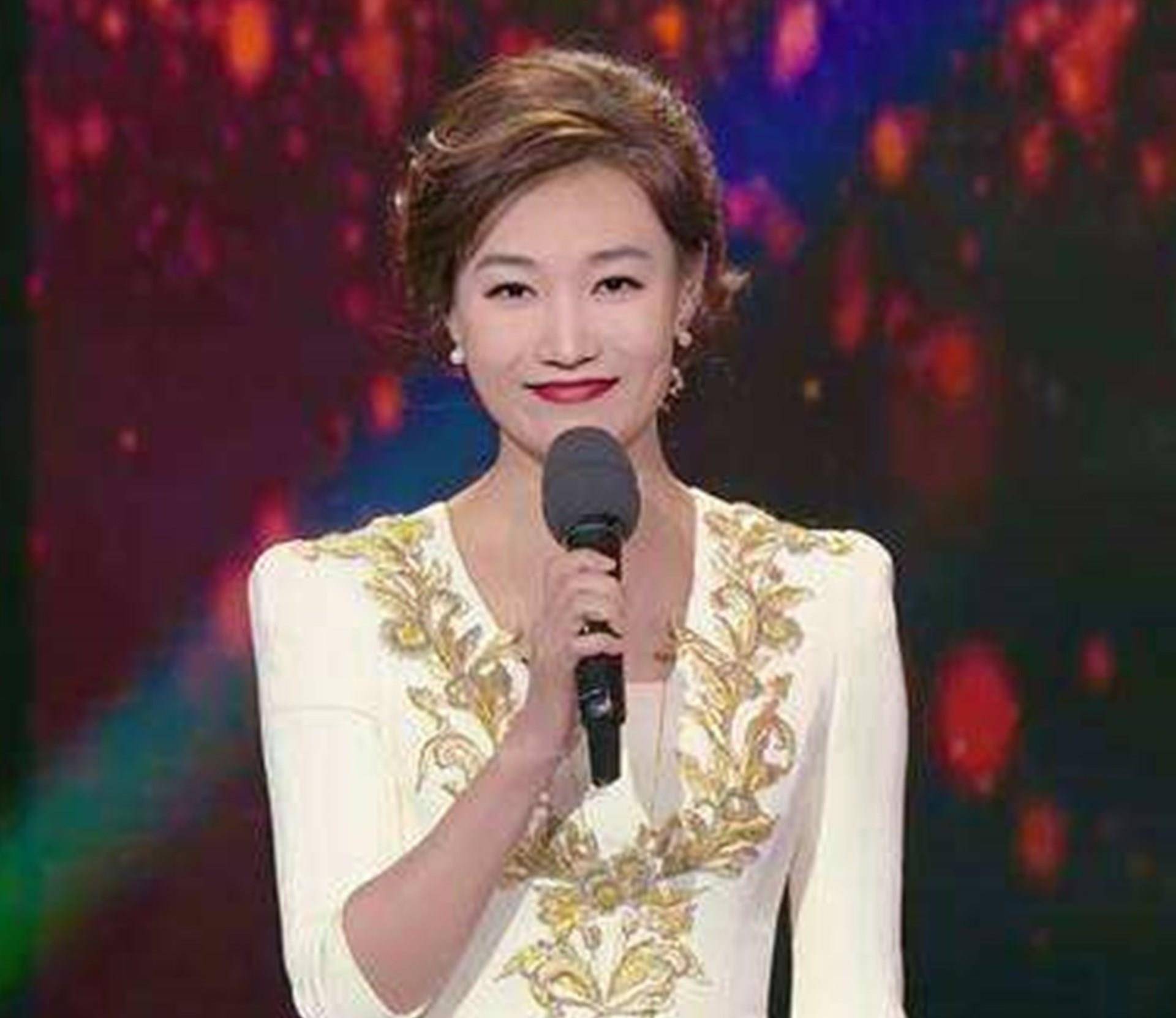 万万没想到,电视主持人李梓萌45岁至今未嫁,真是一般人不配她吗_征婚