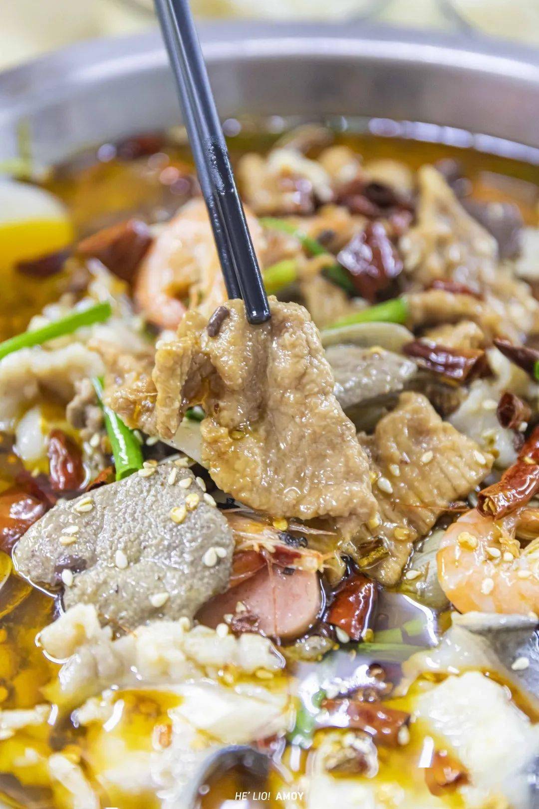 都是满满当当的料……率先上阵的,就是店内的这款招牌「水煮大杂烩」