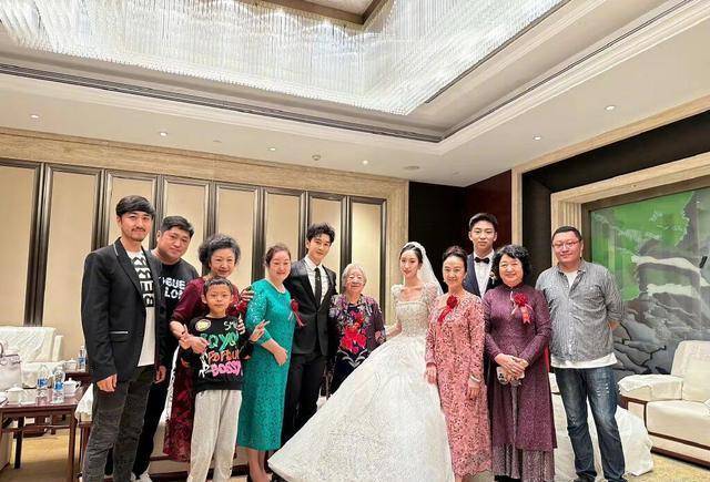 网友偶遇杨颖带小海绵,前夫黄晓明晒全家福秀爱!