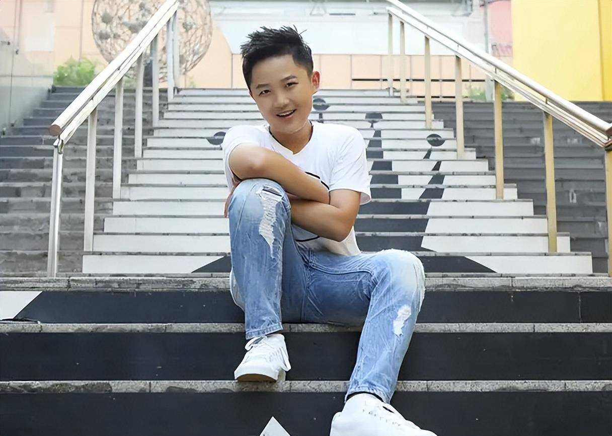 贾云哲:曾出演女明星的"儿子",为长高打激素,23岁看着像10岁_表演