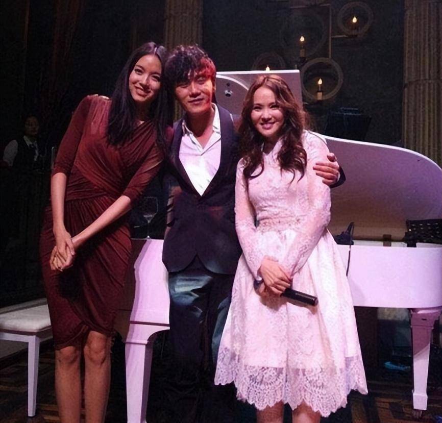 苏芒:晒伊能静丑照,合照被章子怡裁掉,坐潘石屹大腿_张韶涵_的苏_洪晃