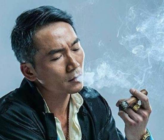 六位长得帅就专演反派的香港演员,张耀扬戏里掀桌子,戏外爱种菜_形象